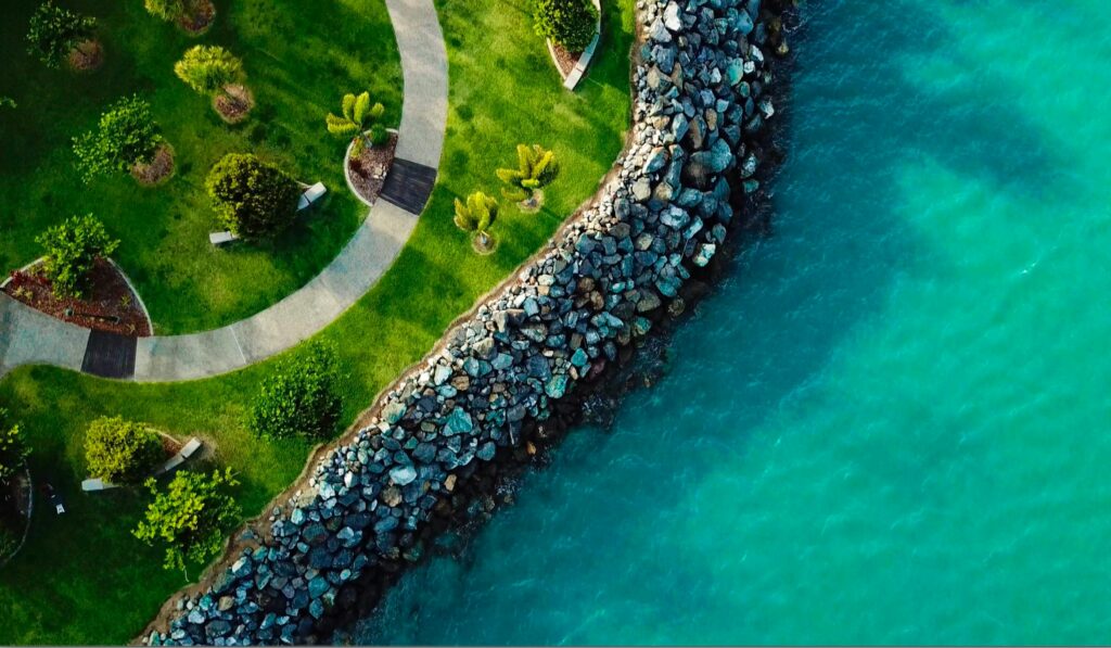 Stunning aerial view of Airlie Beach coastline in Queensland, Australia, showcasing lush greenery and turquoise waters.